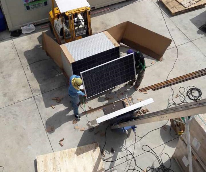 Instalación de montaje solar en techo