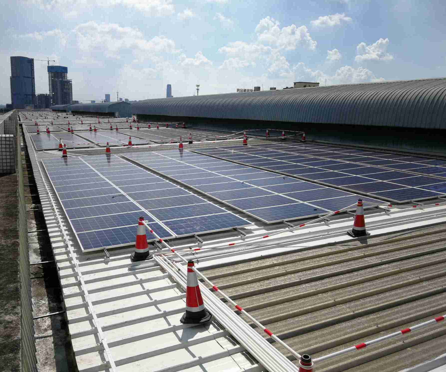 Montaje fotovoltaico de techo de fábrica