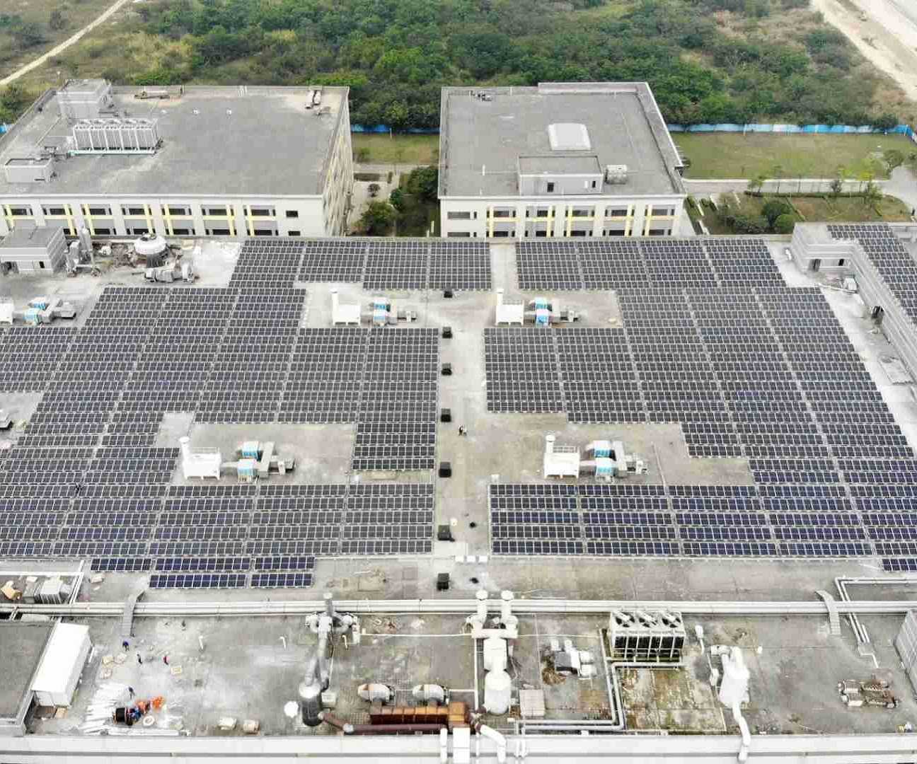 Montaje solar de techo plano de cemento residencial