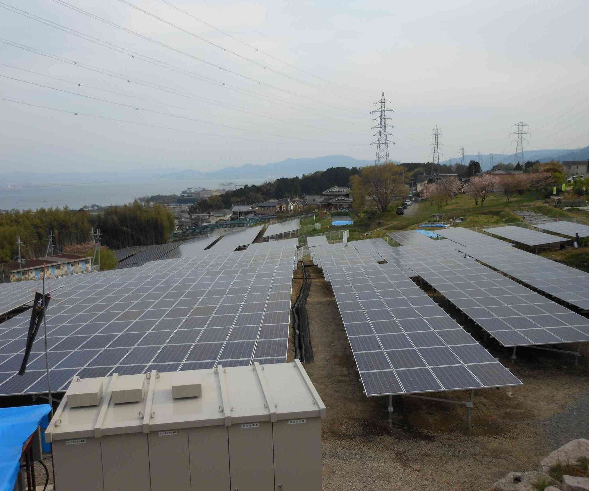 Montaje solar de pueblo de montaña