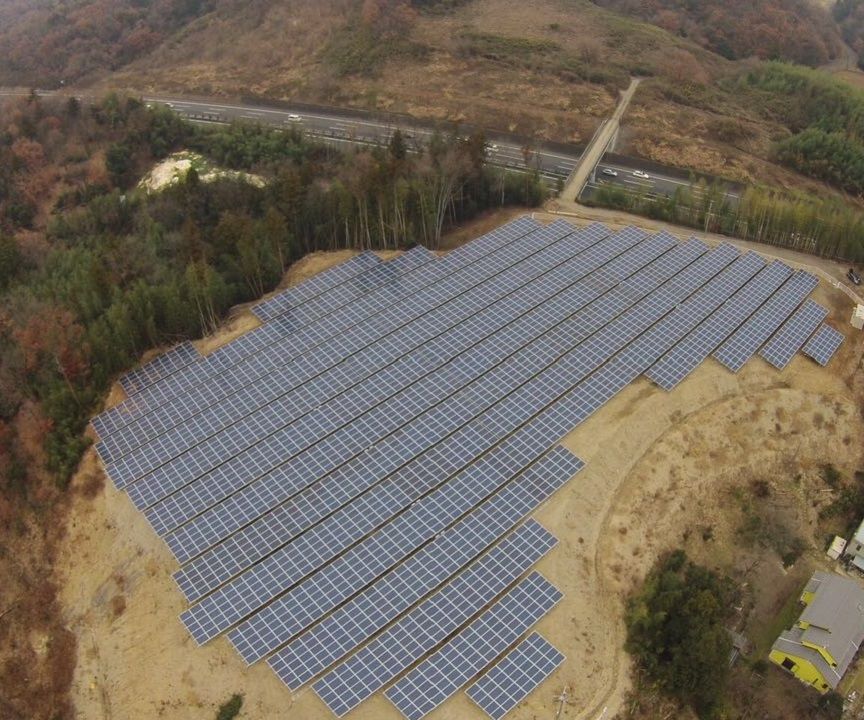 Montaje solar de campos áridos de ladera