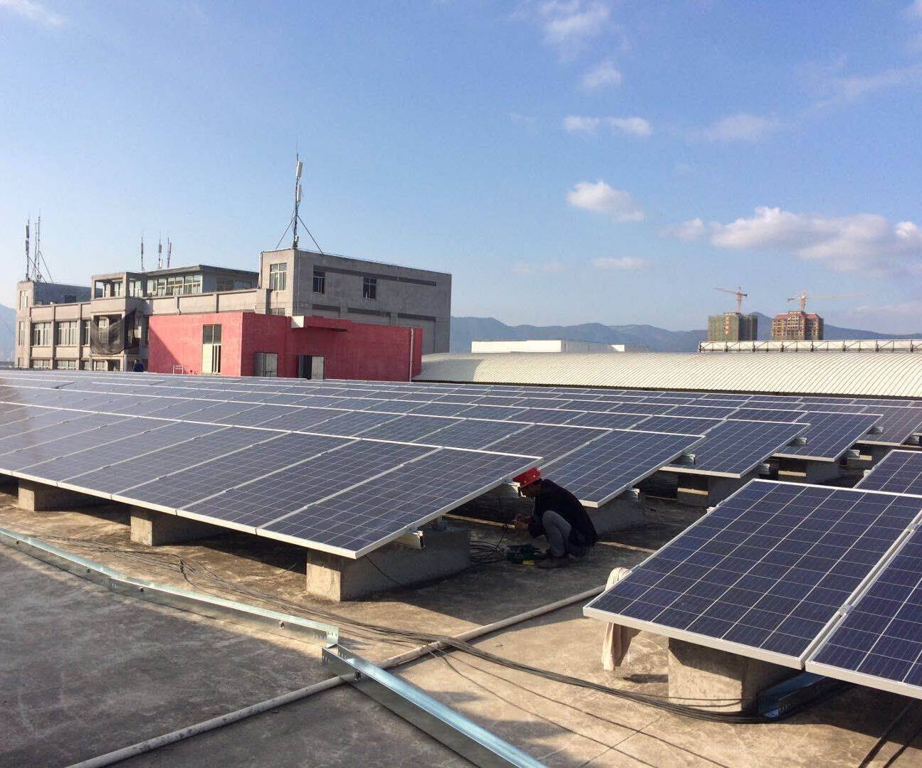 Instalación de portaequipajes fotovoltaicos en el techo
