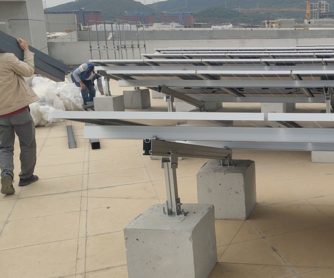 Instalación de montaje solar en techo