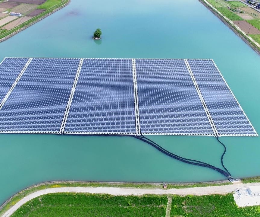 Montaje fotovoltaico de superficie de agua