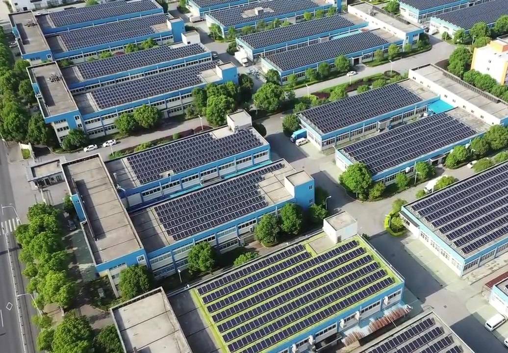 Montaje solar de techo comercial